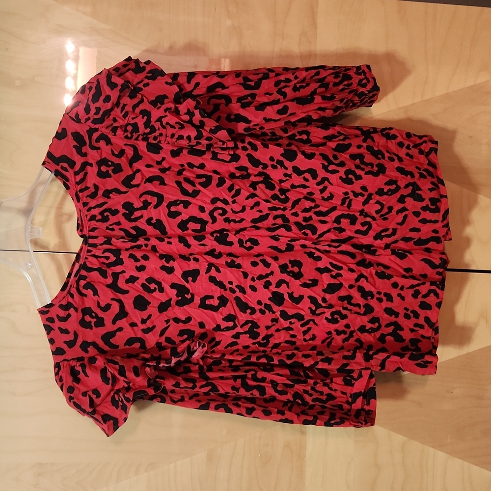 NWT Women's Who What Wear shirt red and black cheetah print size medium